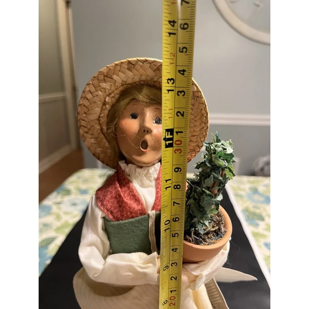 Byers Choice Carolers Williamsburg Colonial Woman Lady Topiary 2004 ~ 13” Tall